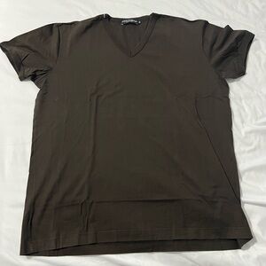 D&G black v tee